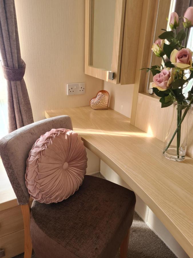 Beautiful 2 Bedroom Caravan, Holiday Park Tenby Saint Florence Экстерьер фото