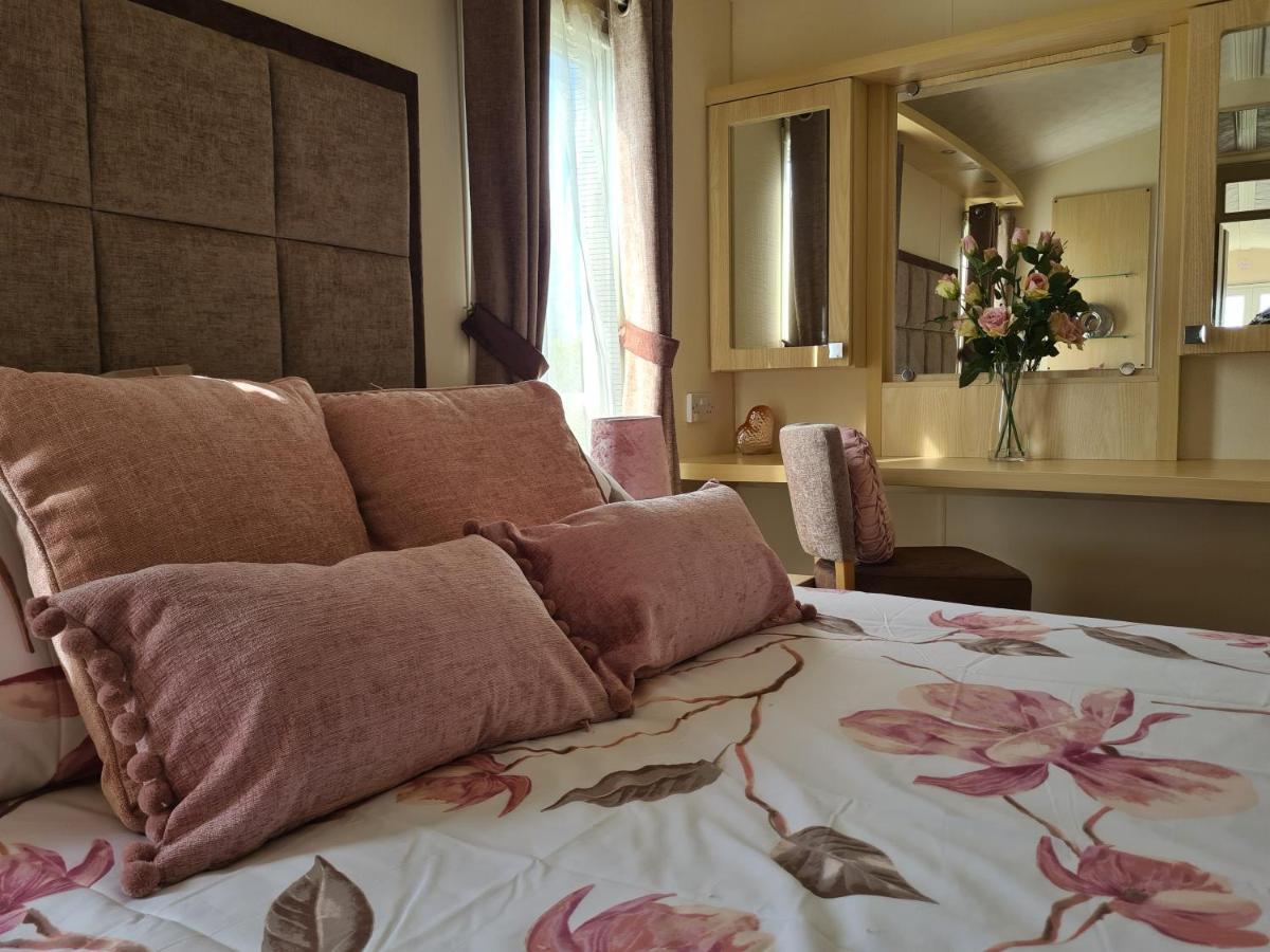 Beautiful 2 Bedroom Caravan, Holiday Park Tenby Saint Florence Экстерьер фото