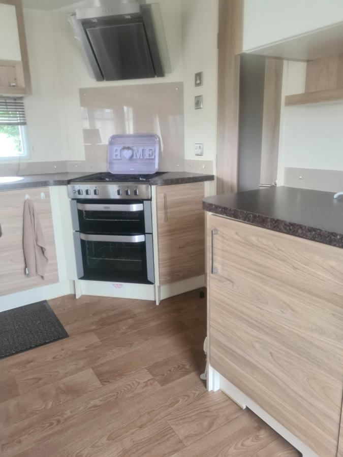 Beautiful 2 Bedroom Caravan, Holiday Park Tenby Saint Florence Экстерьер фото