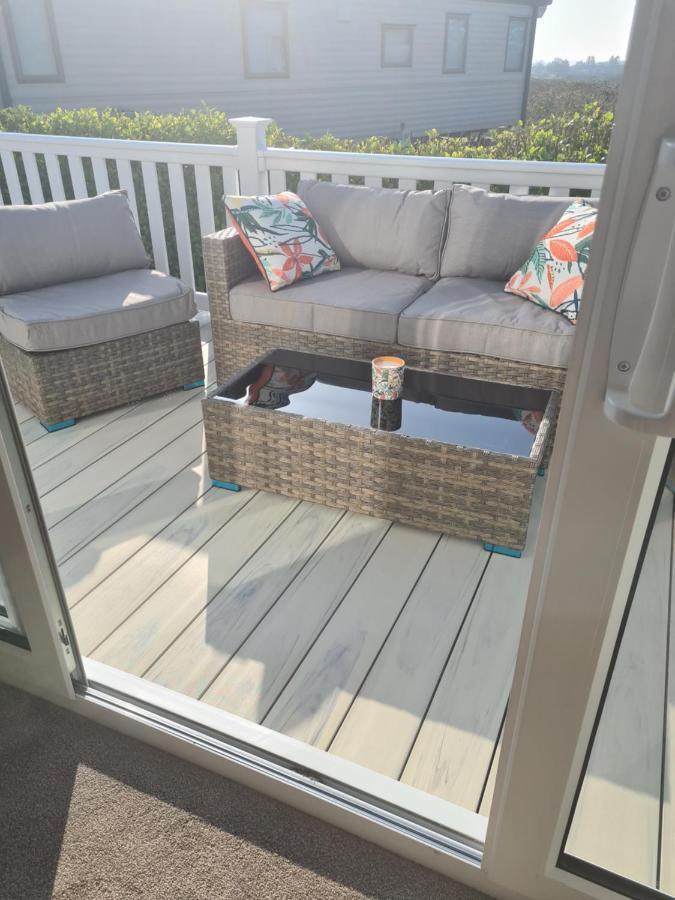Beautiful 2 Bedroom Caravan, Holiday Park Tenby Saint Florence Экстерьер фото