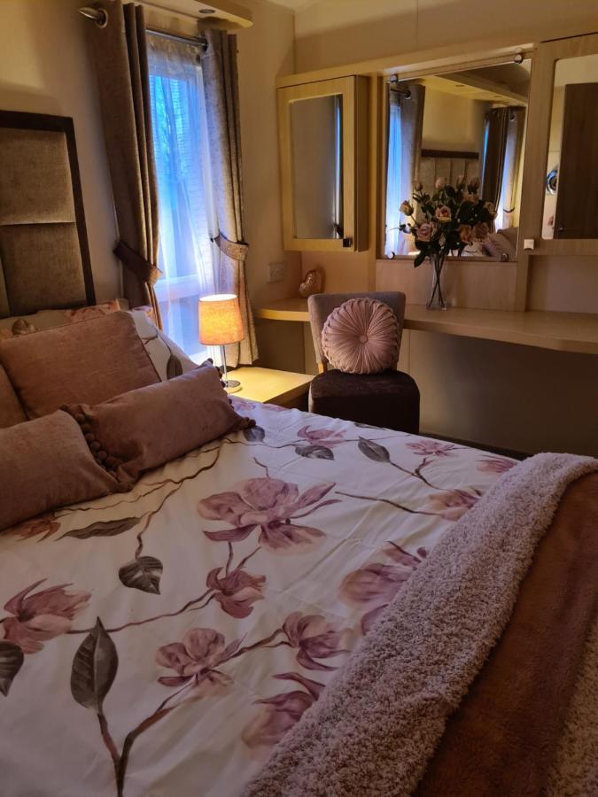 Beautiful 2 Bedroom Caravan, Holiday Park Tenby Saint Florence Экстерьер фото