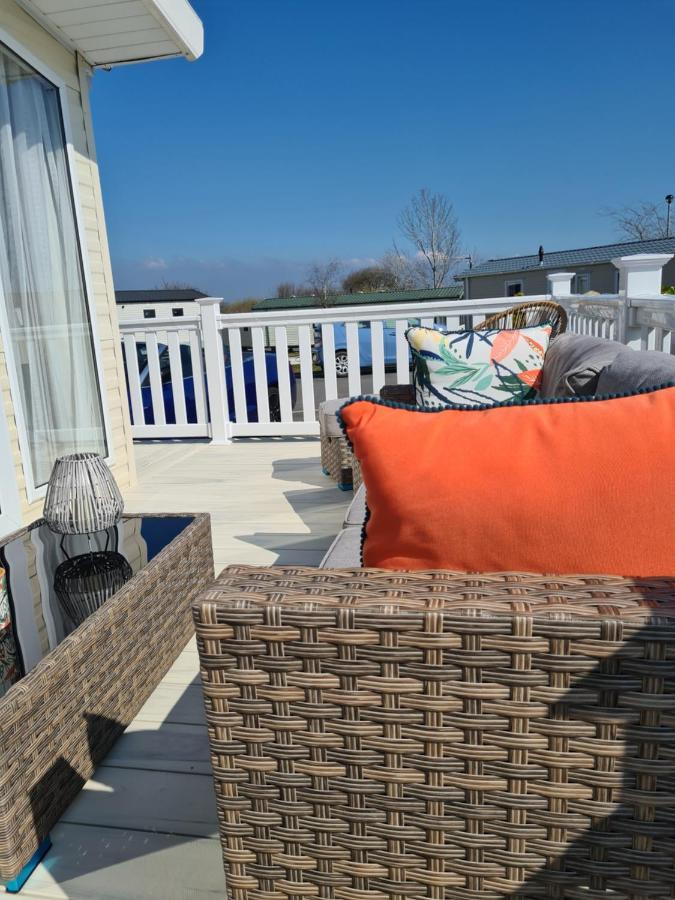 Beautiful 2 Bedroom Caravan, Holiday Park Tenby Saint Florence Экстерьер фото