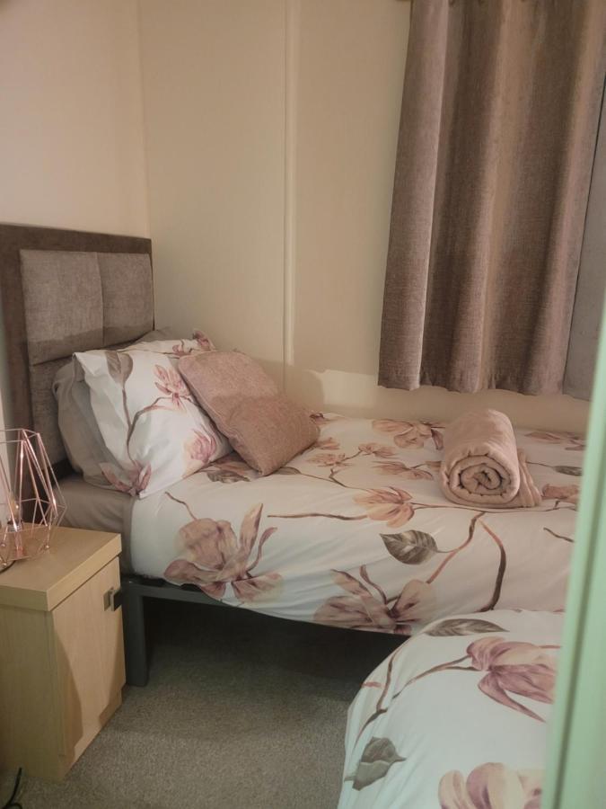 Beautiful 2 Bedroom Caravan, Holiday Park Tenby Saint Florence Экстерьер фото
